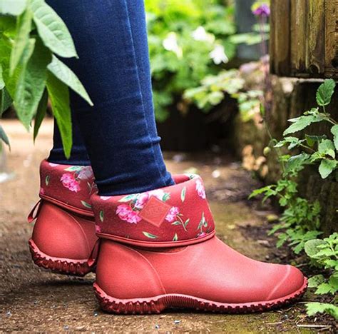 best garden boots for gardening.